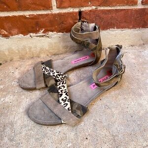Betsey Johnson Womens 9.5 Animal Print Camo Ankle Cross Strap Zipper Sandals